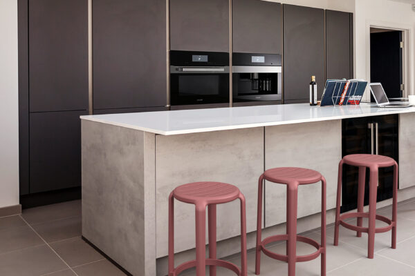 1043_tom_bar_65