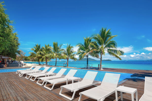 1089_tropic_ocean_side_table